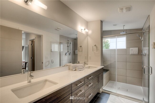 Building Photo - LIKE NEW LUXURY GENESEE PARK TOWNHOME AVAI...
