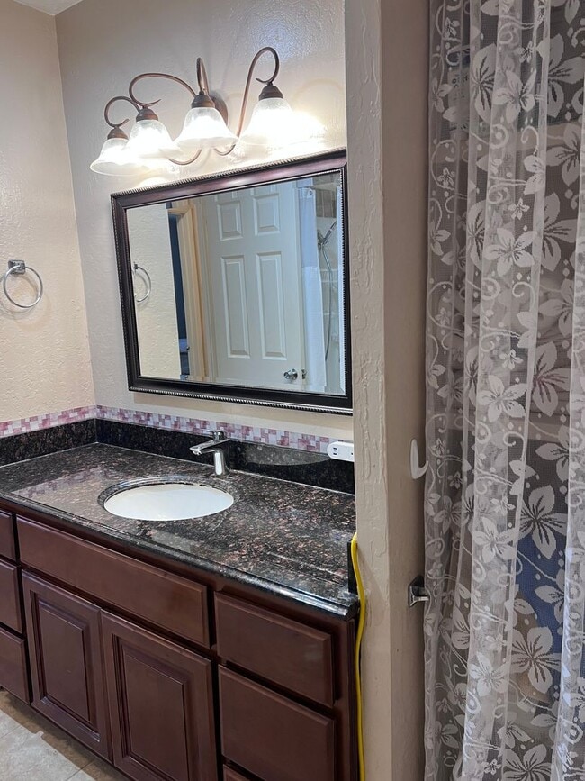 Building Photo - Remodeled 2 bedroom Condominium with enclo...