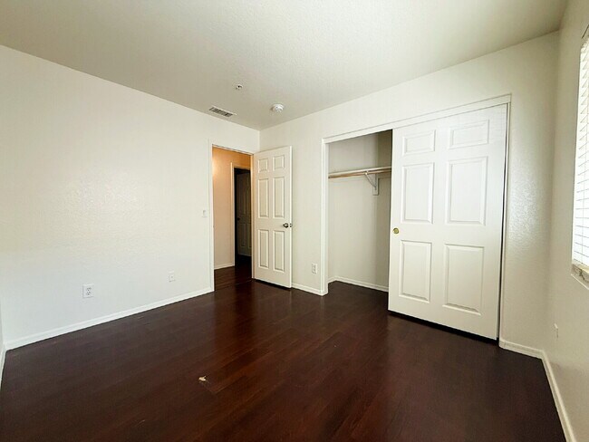 Building Photo - Stylish 1-story 1,301 Sq. Ft. House in Inv...