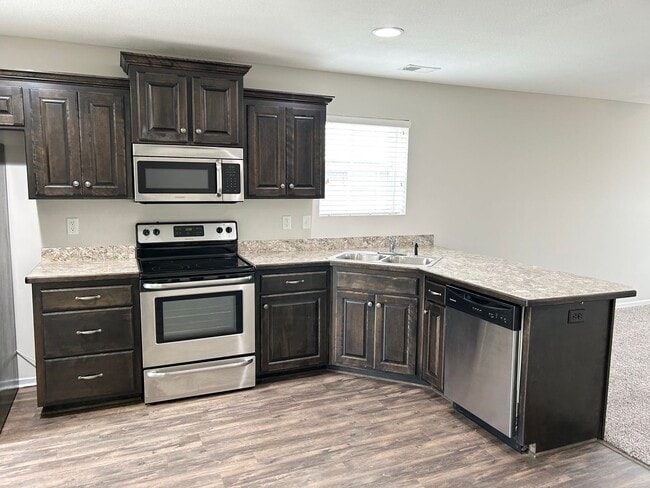 Building Photo - 2 Bed | 2 Bath | 2 Car Garage Single Level Home in Raymore