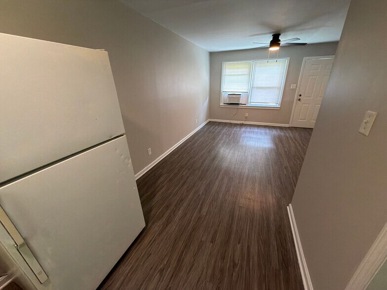 Building Photo - Room in Apartment on Overland Heights