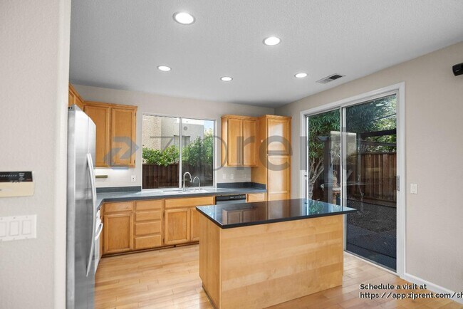 Building Photo - 514 Issac Ct