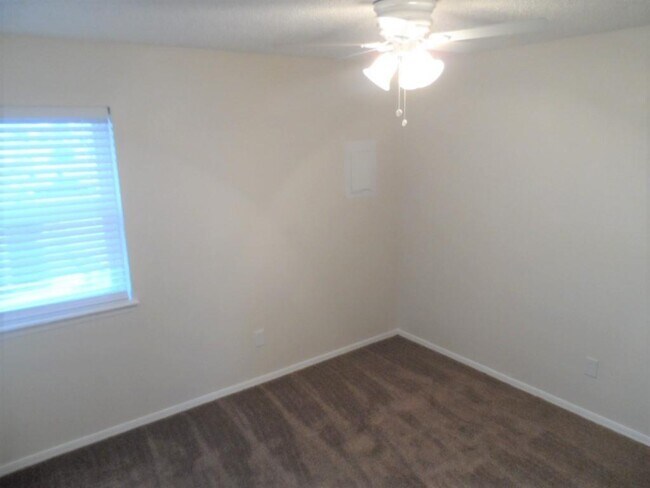 Building Photo - 1331 Glen Oaks Ct