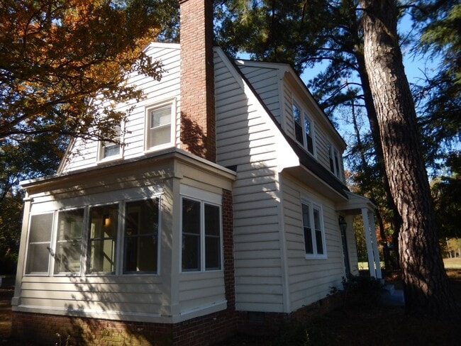 Building Photo - Large Colonial