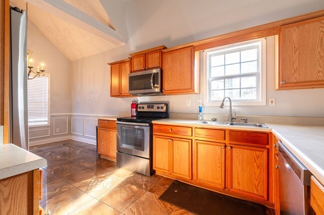 Building Photo - Spacious 5 Bedroom, 3 Bathroom Home in Cov...