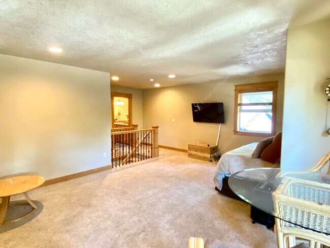 Building Photo - *Coming Soon* Charming Old Bend Rental | 3...
