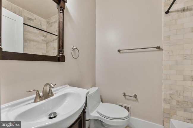 Building Photo - 1100 Holbrook Terrace NE