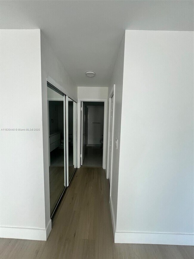 Building Photo - 100 Lakeview Dr