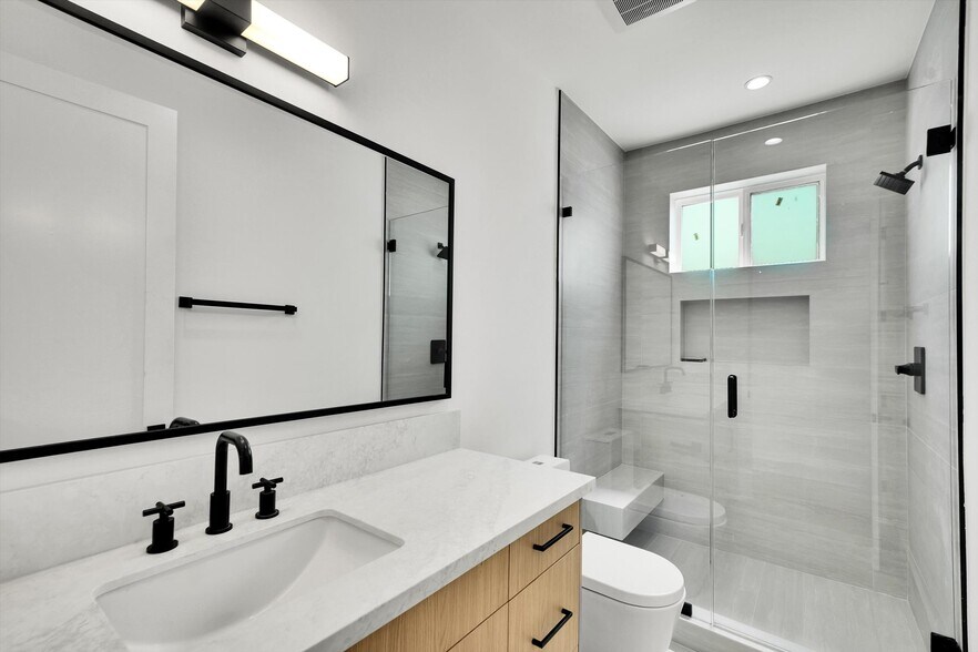 Building Photo - 5024 Cahuenga Blvd