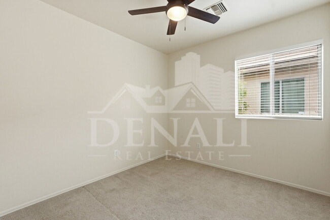 Building Photo - 584 N Highlands Grove Ln