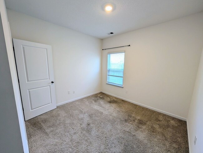 Building Photo - Great Home Available Now