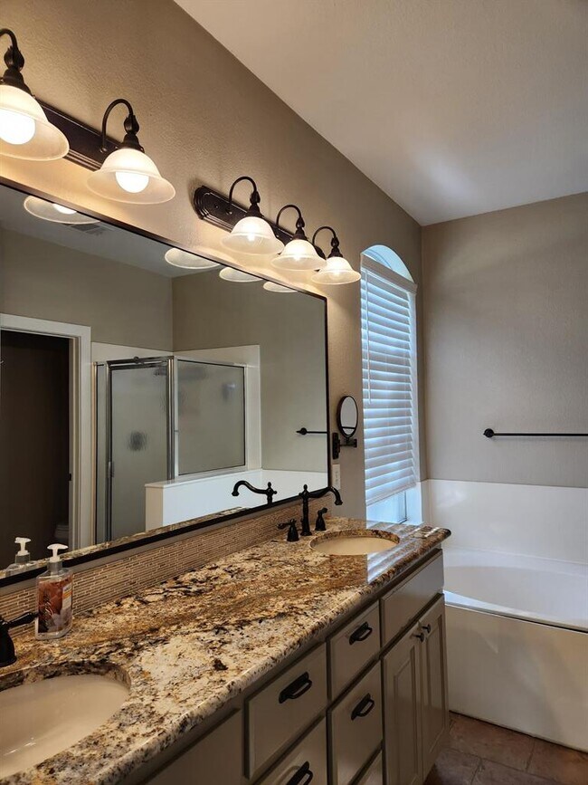 Building Photo - 207 Meadows Ln