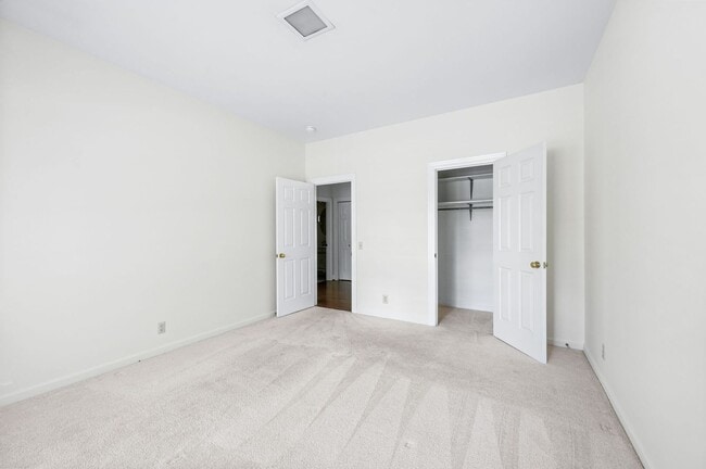 Building Photo - Awesome 3BE/2BA home in the heart of Green...