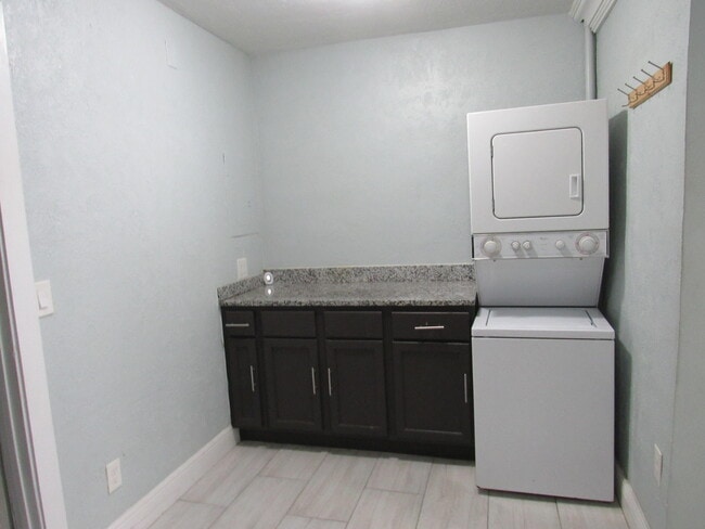 Building Photo - 4283 Cocoanut Rd