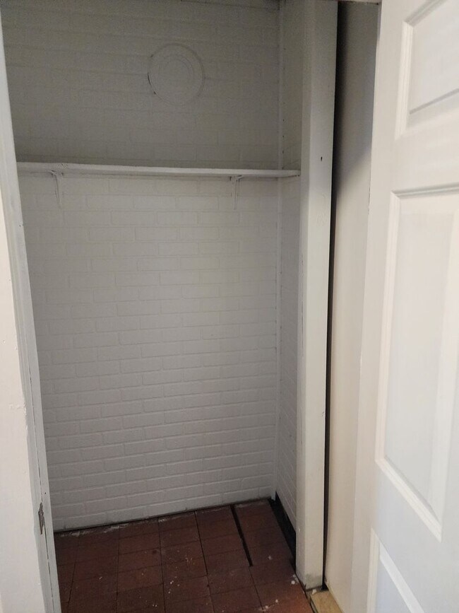 Building Photo - 4 Bedroom 1 bath