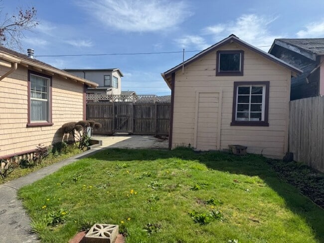 Building Photo - 1711 G St