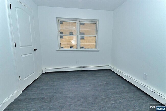Building Photo - 401 Undercliff Ave