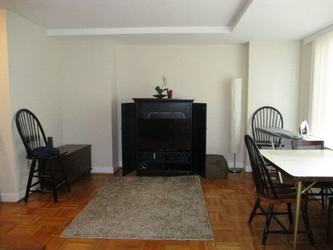 Building Photo - Spacious 1BR! Utilities Included! Rosslyn Metro! Pool!