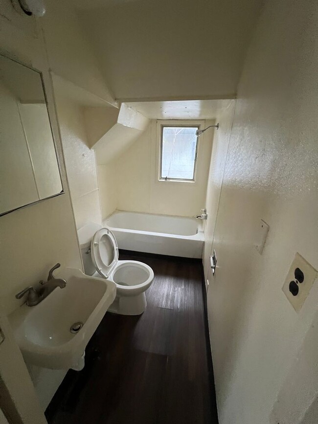 Building Photo - 1 bedroom, 1 bathroom in convenient Waterl...