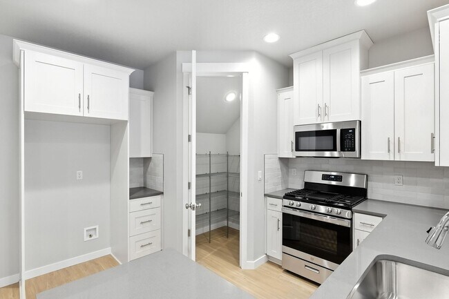 Building Photo - Brand New Townhome in Pleasant Valley Vill...