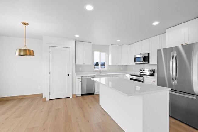 Building Photo - 865 9th St W