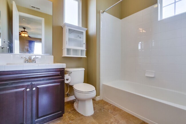 Building Photo - Beautiful 4 bedroom, 4.5 bathroom Home in the Varadero Community