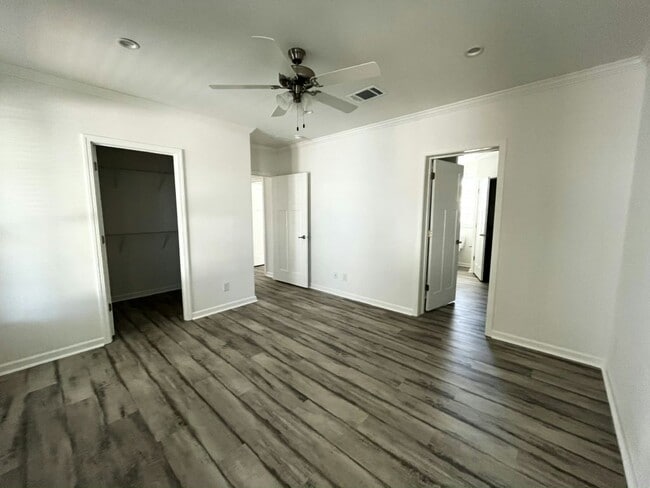 Building Photo - 115 N Lake Dr