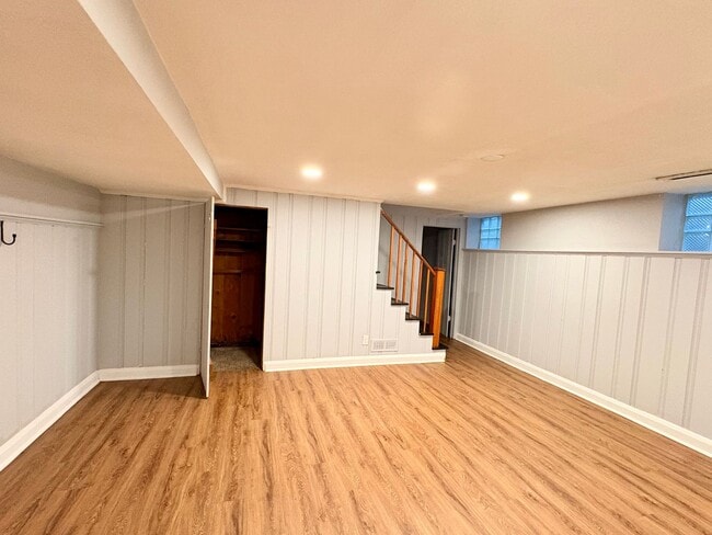 Building Photo - Spacious Townhome with Updated Kitchen & P...