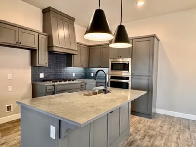 Building Photo - Stylish New Home!