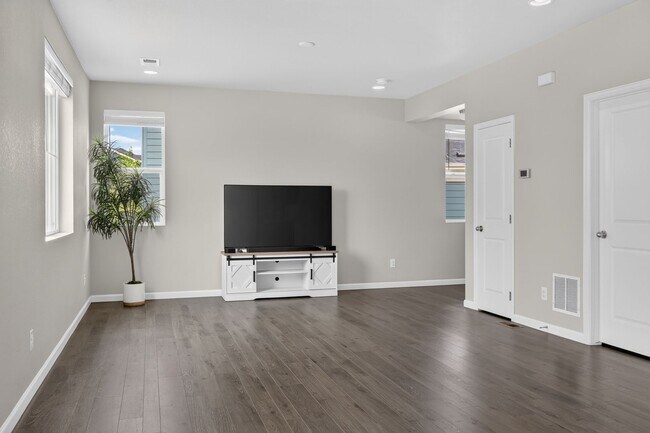 Building Photo - Newer 3BD/3BA Home w/ Quartz Island, Fenced Yard & High Ceilings