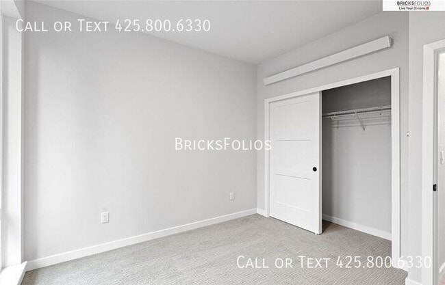 Building Photo - Move-In Ready Townhome with Ground Floor Suite & Views of Olympic Mountains