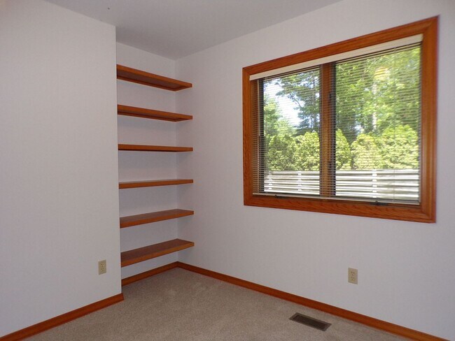 Building Photo - Move-In Ready Home Across from Ski Hill