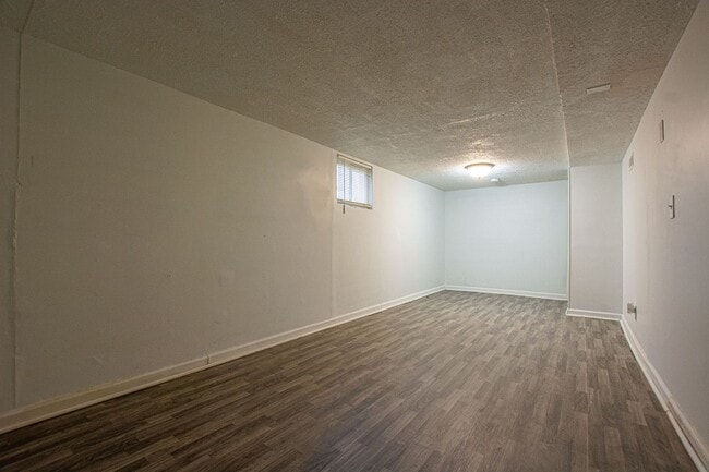 Building Photo - 2 Bedroom / 1 Bath Home located near Askar...