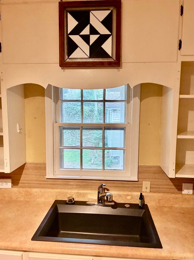 Building Photo - 404 N Jackson St