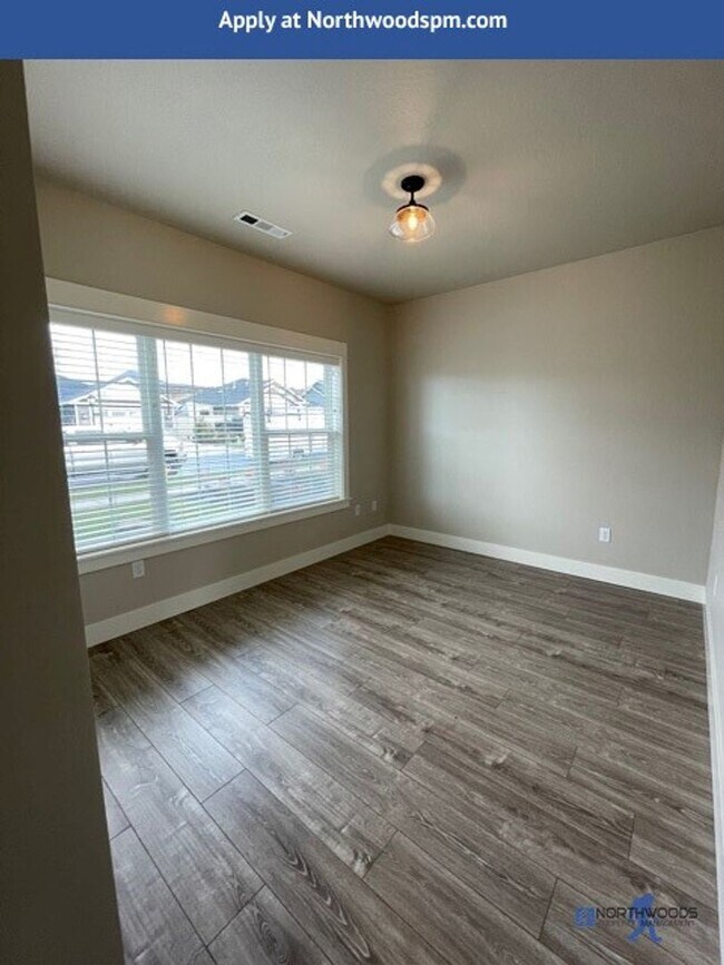 Building Photo - Newer Gorgeous Home in Desirable Neighborhood