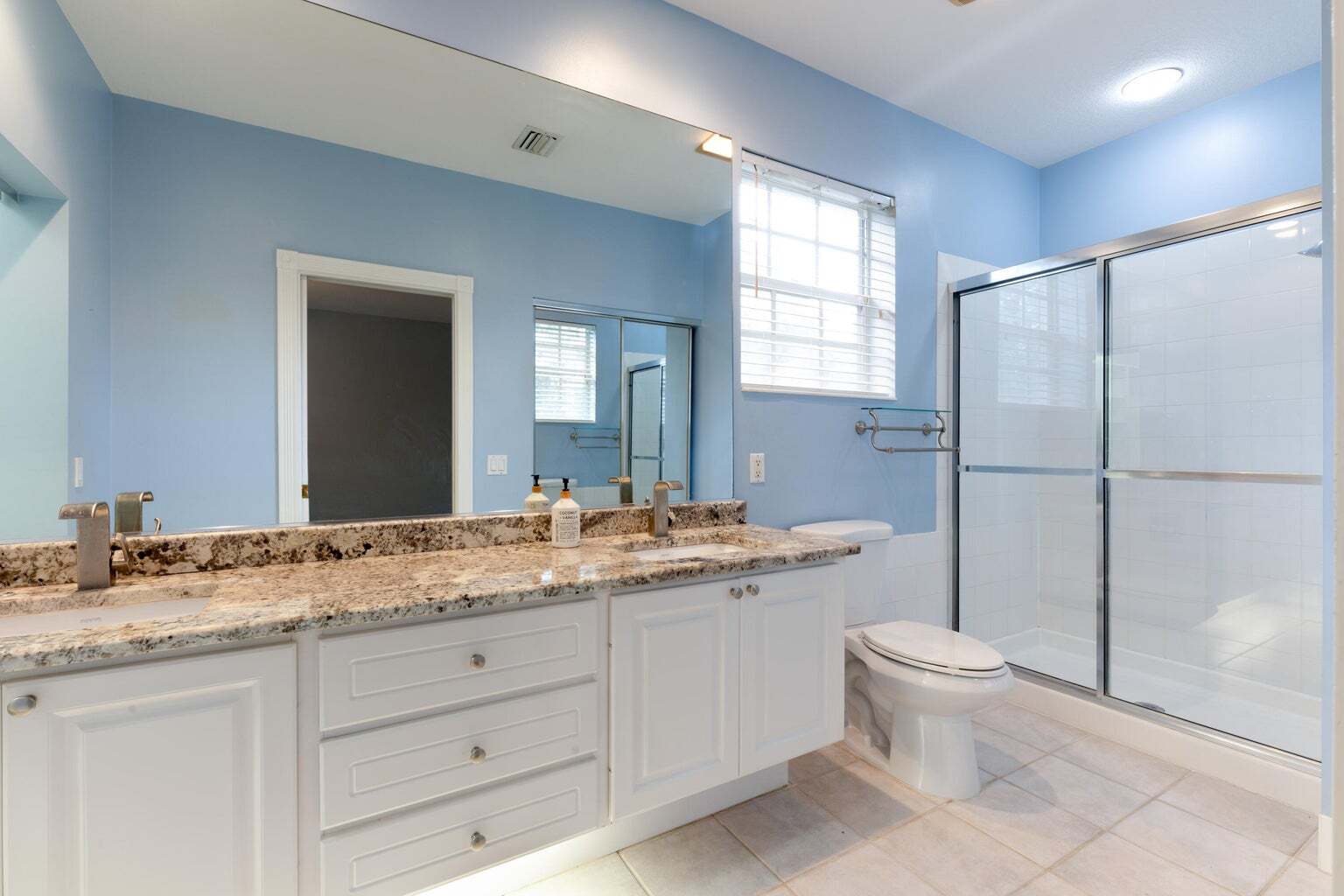 Building Photo - 340 Jacaranda Dr