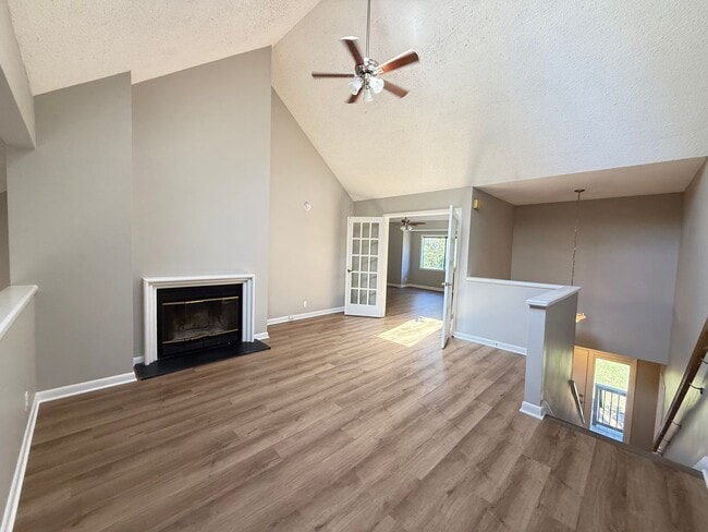 Building Photo - Bellevue!  2 Bedroom / 2 Bath House w/ Loft!  Renovated - Pet Friendly