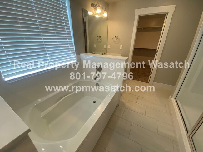Building Photo - Rent This Beautiful 3 Bedroom 2.5 Bathroom...
