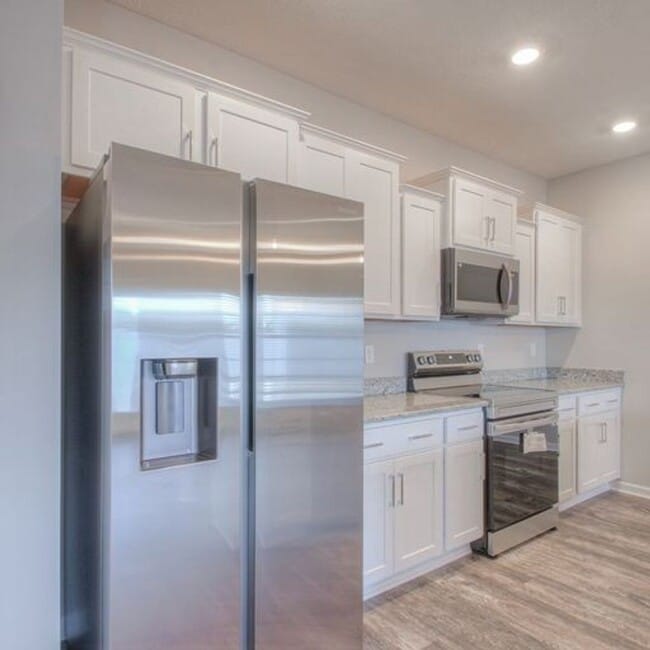 Building Photo - Upgraded, Luxury Townhouse