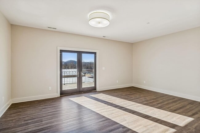 Building Photo - 120 N Main St