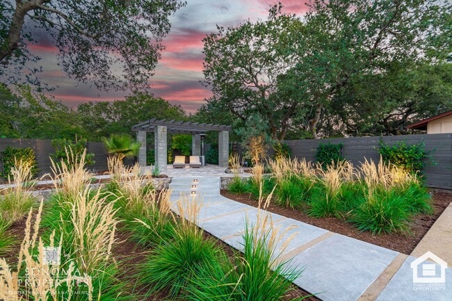 Building Photo - 3 Bedroom Exquisitely Furnished Home