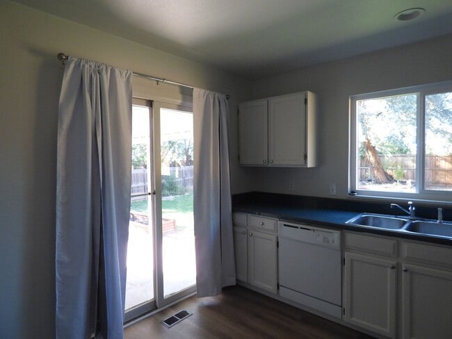 Building Photo - Tri-Level Home in North Longmont
