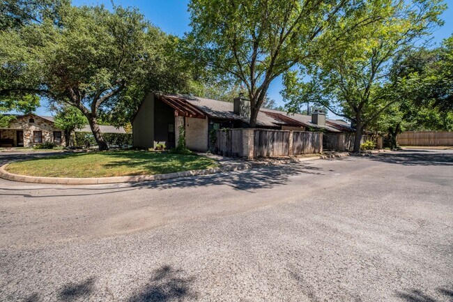 Building Photo - Lovely 1 Bedroom, 1 Bath Condo in South Lamar
