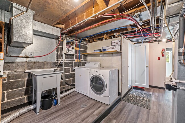 Building Photo - 44 Monroe St