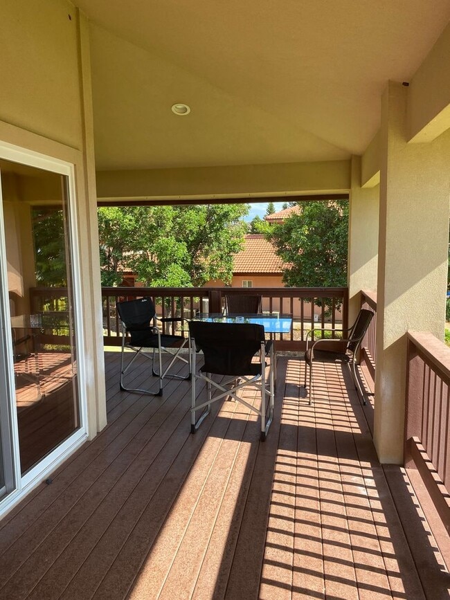 Building Photo - Stunning Launiupoko 2BR Rental – Ocean Vie...