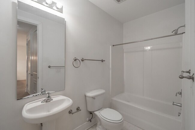 Building Photo - Wonderful 2bd/2bth uptown condo! lots of space in a beautiful building