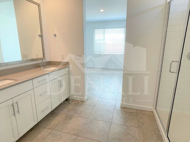 Building Photo - 4622 N 192nd Ln