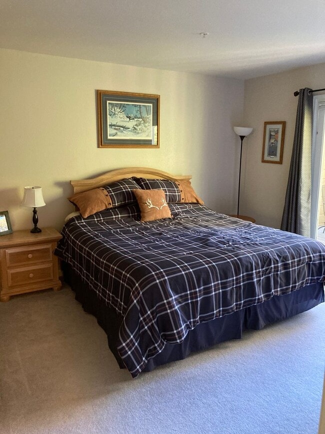 Building Photo - Bright and updated 3 bedroom with loft, In Unit Washer & Dryer, Large windows