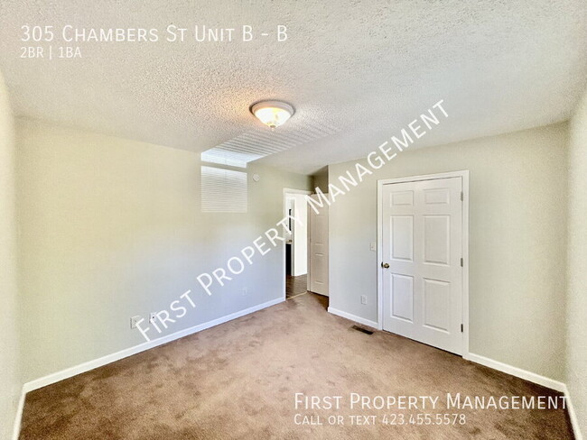Building Photo - 305 Chambers St