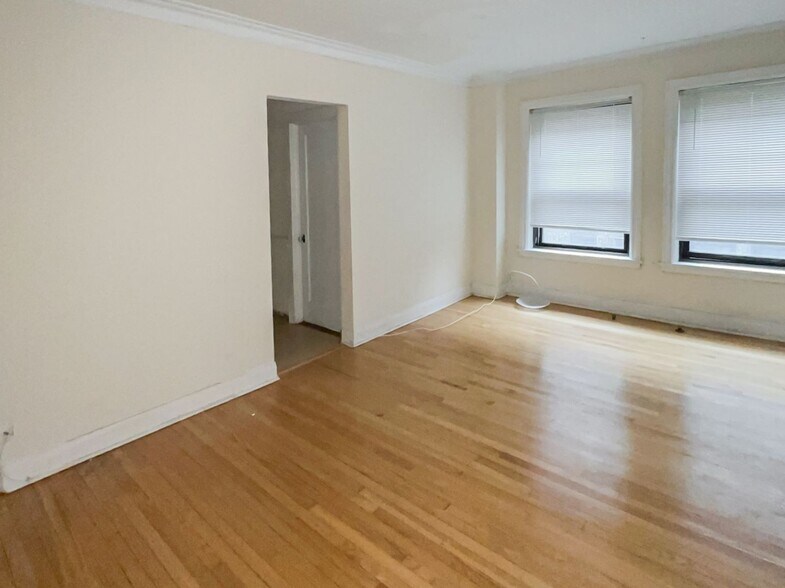 Building Photo - 627 W Melrose St